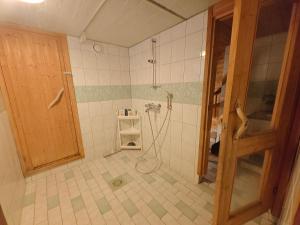 une salle de bain avec une douche avec un tuyau dans l'établissement Peaceful house for relaxing, à Oulu