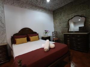 una camera da letto con un letto con asciugamani sopra di Refúgio da Natureza a Monte Córdova