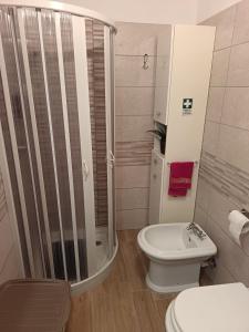 ein Badezimmer mit Dusche, Toilette und Waschbecken in der Unterkunft La Casa del Borgo-intero appartamento in Latina