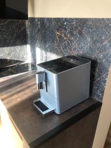 een broodrooster op een aanrecht in een keuken bij Apartament Sosnówka B2 z basenem i strefą SPA in Sosnówka