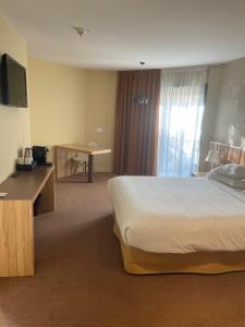 En eller flere senge i et værelse på Golden Tulip Avignon Le Paradou