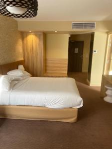 En eller flere senge i et værelse på Golden Tulip Avignon Le Paradou + 83 billeder