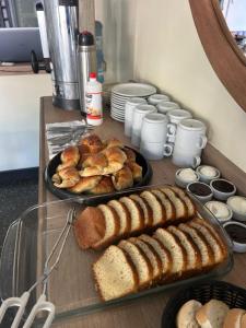 een tafel met daarop twee schalen met brood en gebak bij Hotel gade in Mar del Plata +11 foto's