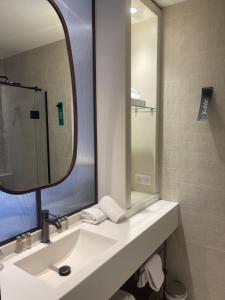 Et badeværelse på Golden Tulip Avignon Le Paradou