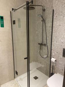 Et badeværelse på Golden Tulip Avignon Le Paradou