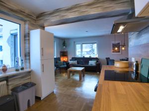 ein Wohnzimmer mit Sofa und Tisch in der Unterkunft Jagerheim Apartments Flattach in Flattach