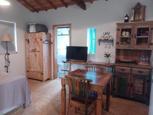 a room with a table and a desk with chairs at Sopro da Serra Chalé Papagaio in Gonçalves