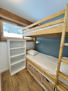 ein Etagenbett in einem winzigen Haus in der Unterkunft T3 sur les pistes - Les Claux in Vars