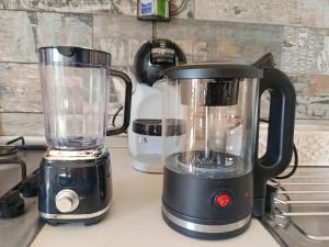 een blender bovenop een aanrecht bij Vacanze Mariu' in Porto Empedocle