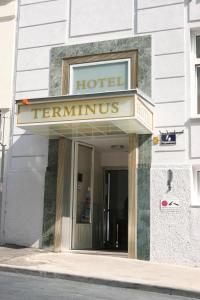 een hotel met een bord op de voorgevel van een gebouw bij Hotel Terminus in Wenen