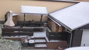 een gebouw met een picknicktafel en een dak bij Ferienwohnung Reinhardt Steinhübel in Kurort Seiffen +2 foto's