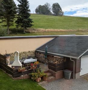 een achtertuin met een bankje en een bijgebouw bij Ferienwohnung Reinhardt Steinhübel in Kurort Seiffen