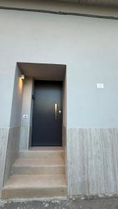 une porte menant à un bâtiment avec des escaliers menant à celui-ci. dans l'établissement MARIO's HOUSE, à Caserte