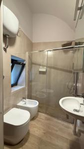 une salle de bains avec toilettes, lavabo et douche dans l'établissement MARIO's HOUSE, à Caserte