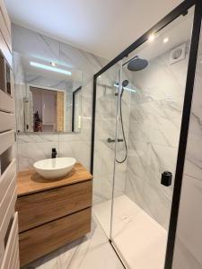 ein Badezimmer mit Waschbecken und Dusche in der Unterkunft T3 sur les pistes - Les Claux in Vars