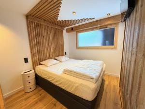ein Schlafzimmer mit einem großen Bett mit Fenster in der Unterkunft T3 sur les pistes - Les Claux in Vars