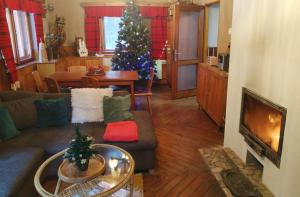 een woonkamer met een kerstboom en een bank bij Chata u Lucky in Liptovský Mikuláš +25 foto's