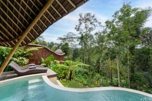 een infinity pool in een villa met tuin bij Umawana Villas in Tegalalang