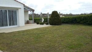 a yard of a house with a lawn sidx sidx sidx at Les chataigniers in Apremont