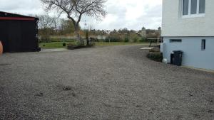 a gravel driveway next to a house with a picnic table at Les chataigniers in Apremont +3 photos
