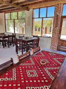 锡瓦Moon_Valley_Siwa的配有桌椅和红色地毯的房间