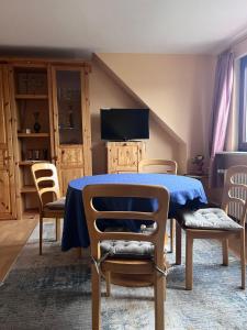 une salle à manger avec une table et des chaises bleues dans l'établissement Ferienwohnung für Handwerker, à Kappeln