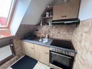 une petite cuisine avec un évier et une cuisinière dans l'établissement Ferienwohnung für Handwerker, à Kappeln