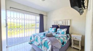 Giường trong phòng chung tại 2 Seasons Self catering Morgans Bay +16 ảnh