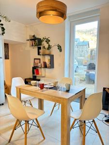 Et opholdsområde på Sauna en bord de rivière