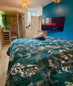 En eller flere senge i et værelse på Sauna en bord de rivière