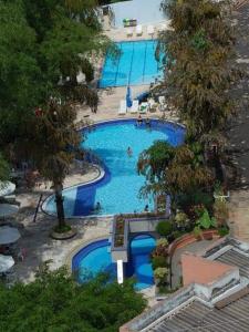 an overhead view of a large swimming pool at Refúgio das Thermas in Caldas Novas