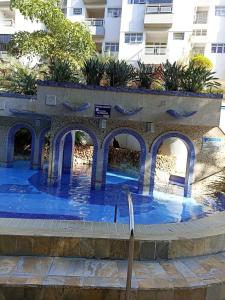 a swimming pool in the middle of a building at Refúgio das Thermas in Caldas Novas