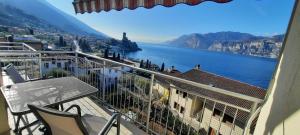 een balkon met uitzicht op een waterpartij bij Appartamenti Villa Eden in Malcesine +29 foto's