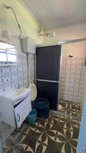 un bagno con lavandino e WC di Quartos Beira Mar ARROIO TEIXEIRA a Capão da Canoa