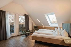 een slaapkamer met een groot bed en twee ramen bij Hotel Lipprandt in Wasserburg +91 foto's
