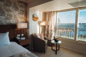 une chambre d'hôtel avec un lit et une fenêtre dans l'établissement Retac Abu Simbel Nefertari Hotel, à Abou Simbel