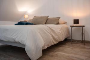 En eller flere senge i et værelse på Gîte de charme à la ferme - Duplex + 23 billeder