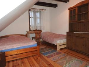 una camera da letto con due letti, un comò e una finestra di Agroturystyka Biebrzańska Kraina a Pluty