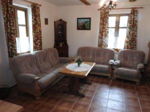 un soggiorno con due divani e un tavolo di Agroturystyka Biebrzańska Kraina a Pluty