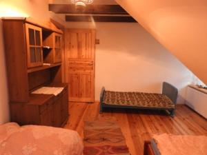 Camera mansardata con letto e pavimento in legno. di Agroturystyka Biebrzańska Kraina a Pluty