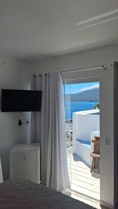 TV/trung tâm giải trí tại Casa Santorini RJ