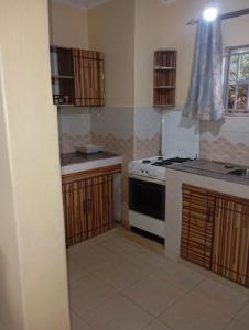 een keuken met een fornuis en een aanrechtblad bij Longonot View Camp and Accommodation, Naivasha in Naivasha