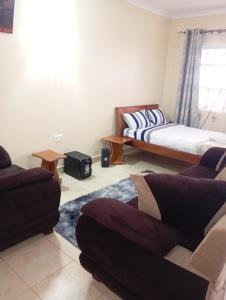 een woonkamer met twee bedden en een bank bij Longonot View Camp and Accommodation, Naivasha in Naivasha