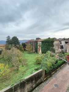 uitzicht op een tuin met planten en gebouwen bij La Casetta nel Borgo in Cerisano +21 foto's