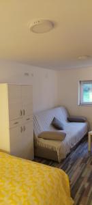 een slaapkamer met twee bedden en een ladekast bij Ranč Sretenović in Mionica +135 foto's