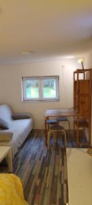 een woonkamer met een bank en een tafel bij Ranč Sretenović in Mionica