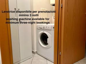 una lavatrice e un'asciugatrice in un bagno con un cartello di Casa Felice ad Argenta