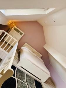 Cette petite chambre dispose de lits superposés et d'une échelle. dans l'établissement l'imperial WIFI & Confort, à Bruxelles 37 autres photos