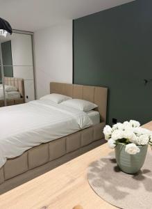 Postel nebo postele na pokoji v ubytování Sage Studio