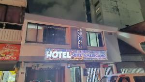 ein Hotelschild an der Seite eines Gebäudes in der Unterkunft Hotel Suite Americano in Pereira
